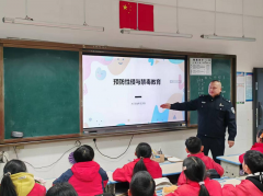 强调非常环境应及时向家长、教师或警